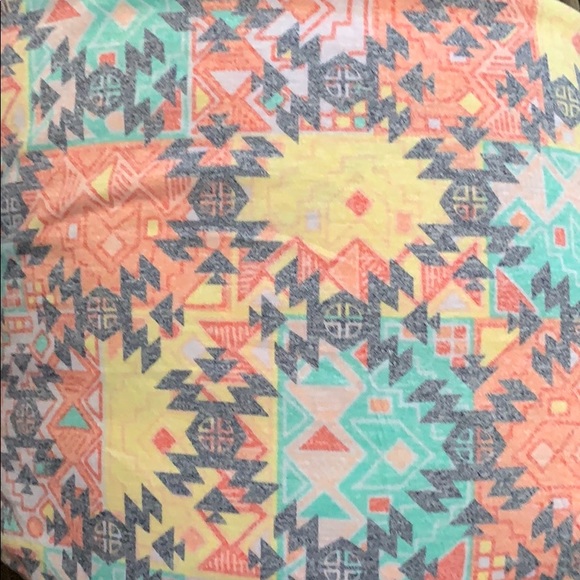 🔥 Lularoe Randy Raglan Tee Shirt Multi Geo Print - Picture 5 of 7